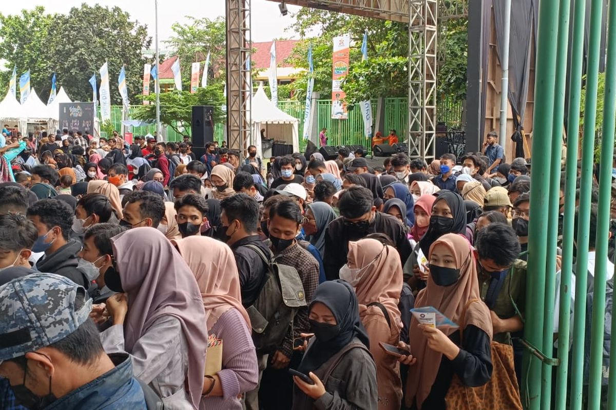 Ribuan orang pencari kerja yang mendatangi Stadion Patriot Candrabhaga, Kota Bekasi untuk ikut acara job fair 2023, Kamis (16/3/2023). Diketahui acara ini merupakan rangkaian acara HUT Kota Bekasi ke-26.