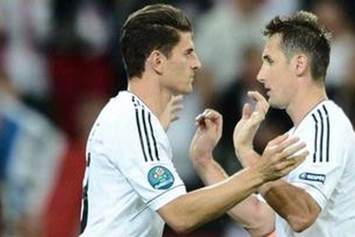 Striker Jerman, Miroslav Klose (kanan) dan Mario Gomez harus bersaing mendapatkan tempat utama.