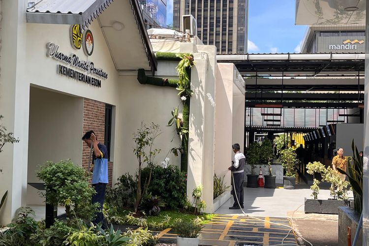 Suasana di lingkungan Kementerian ESDM di hari penerapan kerja dari rumah atau work from home (WFH) pada, Jumat (10/4/2026).