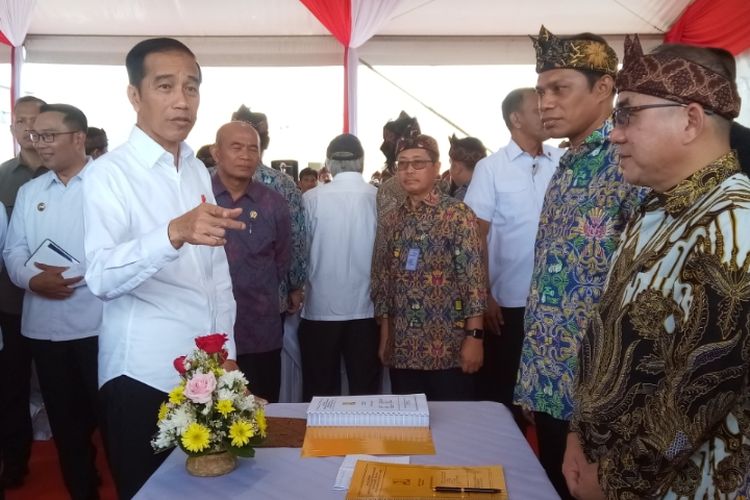 Presiden Joko Widodo menyaksikan penandatanganan kontrak pekerjaan kontrak paket pekerjaan di lingkungan Kementerian Pekerjaan Umum dan Perumahan Rakyat (PUPR), Rabu (29/1/2020).