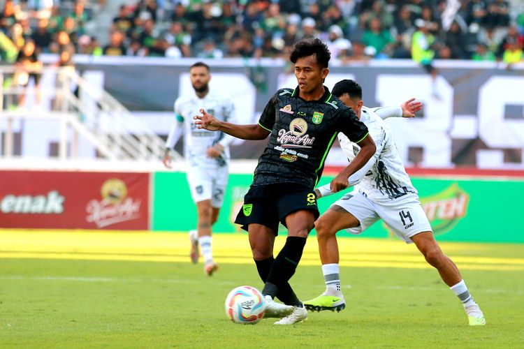 Pemain Persebaya Surabaya Arief berhasil melewati pemain Borneo FC saat laga pekan ke-11 Liga 1 2023-2024 yang berakhir dengan skor 2-1 di Stadion Gelora Bung Tomo Surabaya, Minggu (3/9/2023) sore.