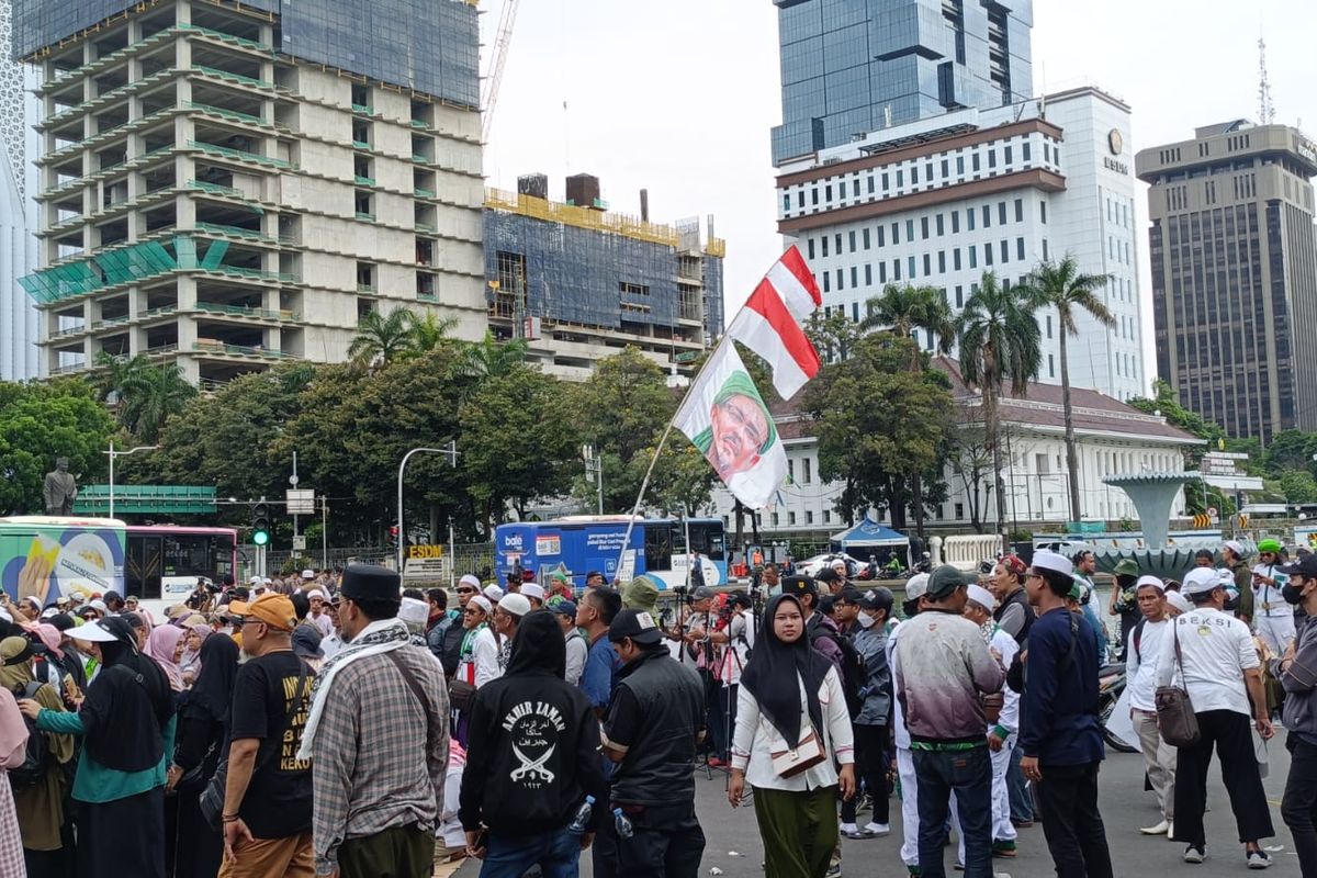 Aksi 411 Demo di Patung Kuda, Massa Bawa Spanduk Bergambar Wajah Rizieq Shihab