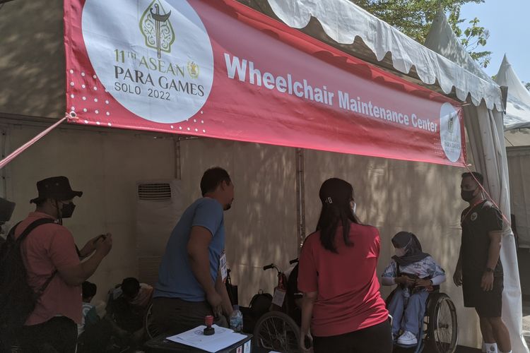 Booth Wheelchair Maintenance Center yang berada di Stadion Manahan. Booth tersebut digunakan sebagai pusat perbaikan kursi roda para atlet sepanjang gelaran ASEAN Para Games 2022.