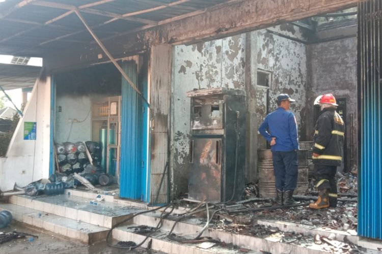 Kebakaran melanda satu unit pom bensin mini yang berada di Jalan KH Malik Dalam Kelurahan Buring, Kecamatan Kedungkandang, Kota Malang, Jawa Timur terbakar, pada Selasa (13/2/2024) pagi. 