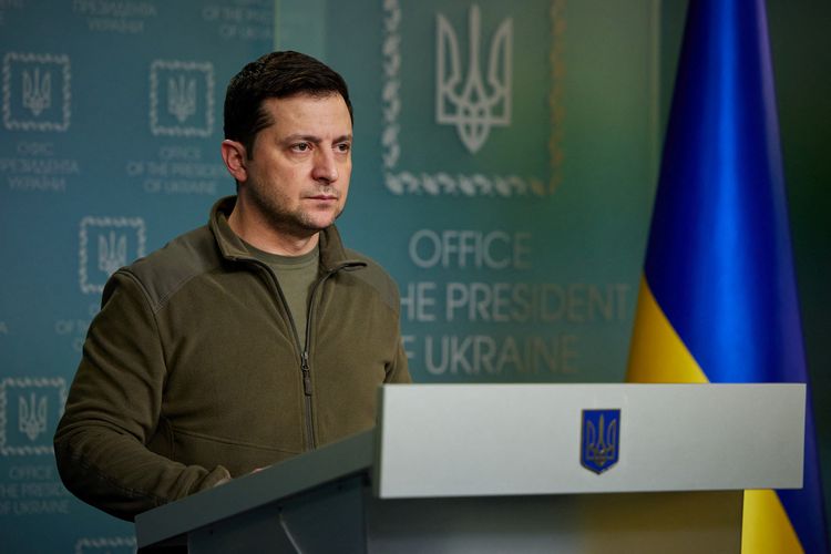 Presiden Ukraina Volodymyr Zelenskiy membuat pernyataan di Kyiv, Ukraina, Jumat (25/2/2022). 