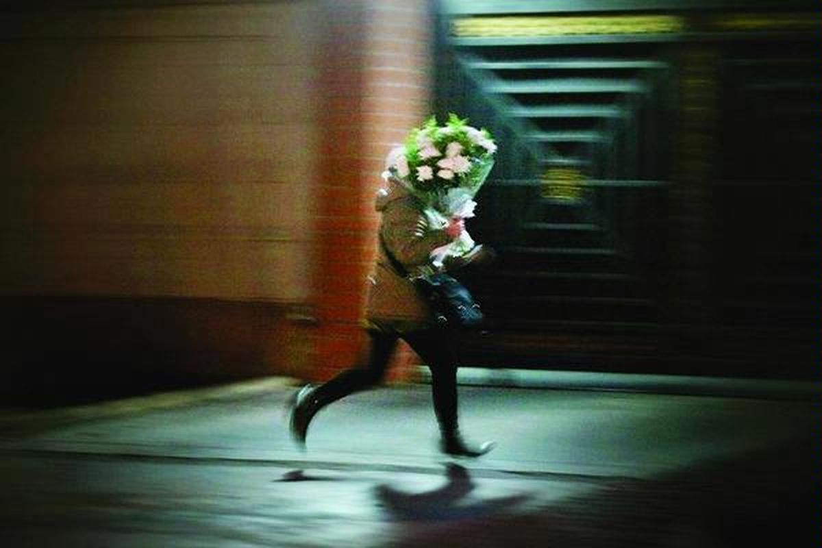 Seorang pria warga Korea Utara (Korut) membawa bunga ke Kedutaan Besar Korut di Beijing, Senin (19/12), sebagai pernyataan dukacita atas meninggalnya pemimpin Korut Kim Jong Il. Kim meninggal Sabtu lalu pada usia 69 tahun saat berada dalam perjalanan menggunakan kereta api.