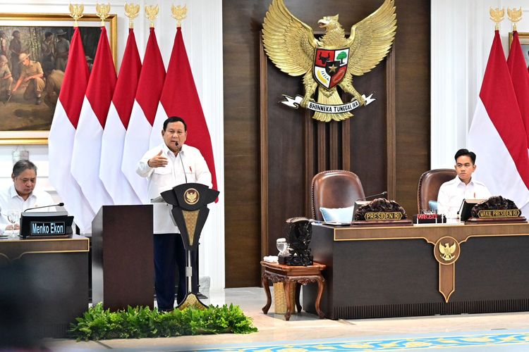 Presiden Republik Indonesia (RI) Prabowo Subianto menggelar Sidang Kabinet Paripurna bersama seluruh jajaran Menteri Kabinet Merah Putih, di Istana Negara, Rabu (22/1/2025).