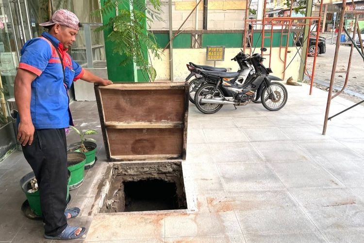 Saluran air yang berada di RT 11 RW 03, Pluit, Penjaringan, Jakarta Utara, ditutup oleh beton yang menjadi pelataran ruko Blok Z. Pelataran itu disewakan kepada seseorang untuk berdagang.