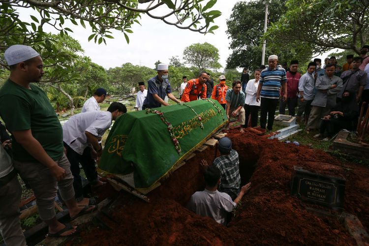 Suasana duka saat pemakaman salah satu korban robohnya tembok sekolah MTsN 19 Pondok Labu, Jakarta, Dendis Al Latif  di TPU Kampung Kandang, Jakarta Selatan, Jumat (7/10/2022) . Peristiwa ini mengakibatkan 3 orang siswa meninggal dunia dan 3 lainnya luka-luka.