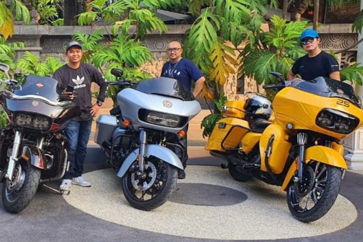 Yovie Megnanda Santosa, Panglima Komunitas Bikers Harly Davidson, Road Glide Owner Group (RGOG) j (tengah) dengan motor gede Harley Davidsonya. mengklarifikasi jika melanggar larangan ke kawawan wisata saat penyekatan antisipasi penyebaran covid-19 di NTB. Dia berdalih hanya melakukan tes rute di kawasan Sekotong hingga Kuta Lombok.