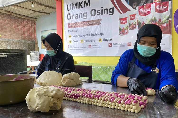 Para karyawan yang mengolah produksi di sentra oleh-oleh PT Oreng Osing di Kecamatan Genteng, Banyuwangi, Jawa Timur, pada Kamis (8/8/2024).