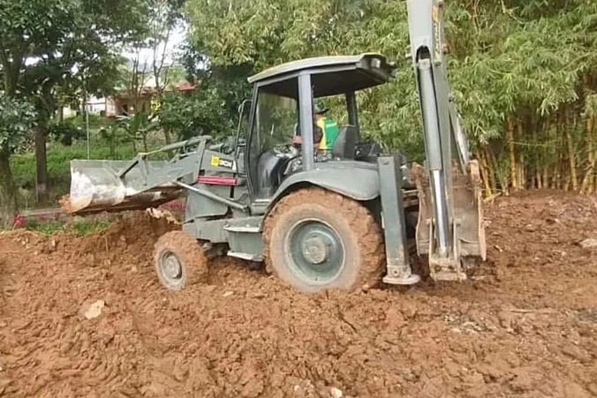 Divisi Infanteri (Divif) 1 Kostrad mengerahkan alat buldozer untuk membuka akses jalan yang terputus akibat bencana gempa di Cianjur, Jawa Barat.