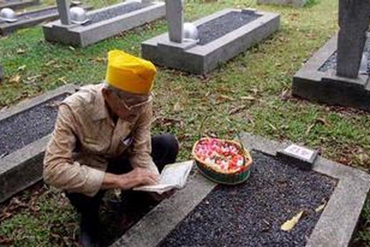 Soekarto, veteran perang kemerdekaan ziarah ke makam kakaknya pada peringatan Hari Pahlawan di Taman Makam Pahlawan Kalibata, Jakarta, Sabtu (10/11/2012). 
