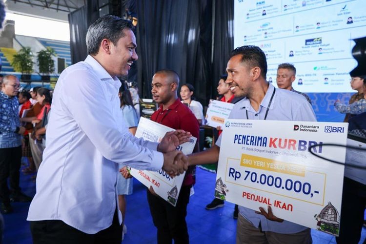 Maman sebut bahwa Kementerian UMKM terus mendorong integrasi berbagai layanan perizinan dan sertifikasi dalam satu ekosistem terpadu bagi pelaku UMKM. 