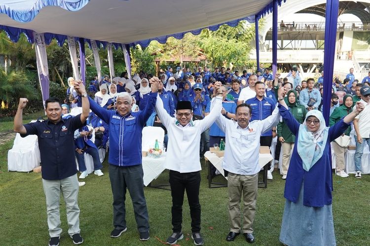 Koalisi pendukung Dadang Supriatna saat melakukan deklrasi bersama PAN di Kabupaten Bandung, Jawa Barat, Senin (1/7/2024)