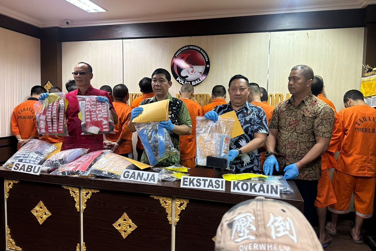 Polda Bali saat menunjukan barang bukti Narkotika yang disita dari 34 tersangka, pada Jumat (16/5/2025). / Dok. Humas Polda Bali