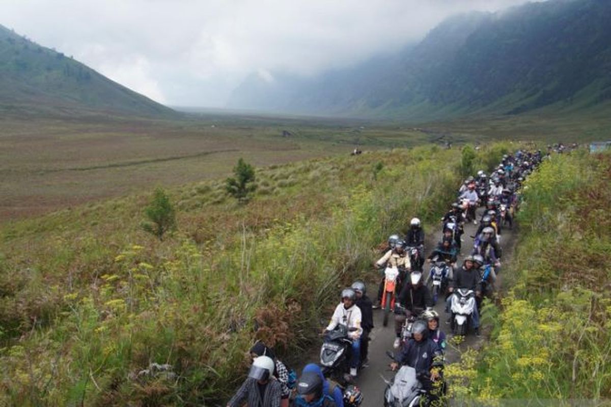 Kondisi wisata Gunung Bromo yang ramai.