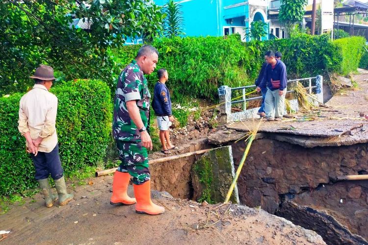 Salahsatu kondisi jembatan yang ambruk diterjang banjir bandang yang melanda sejumlah wilayah kecamatan di Kabupaten CIanjur, Jawa Barat, Senin (20/3/2023) malam.