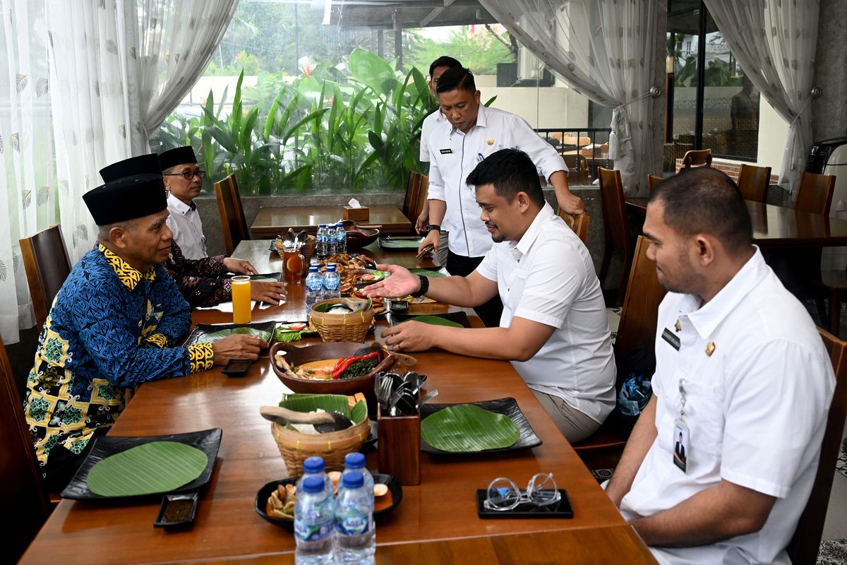 Gubernur Sumatera Utara (Sumut) Muhammad Bobby Afif Nasution didampingi sejumlah organisasi perangkat daerah (OPD) silaturahmi dan makan siang bersama Ketua Pimpinan Wilayah (PW) Muhammadiyah Sumut Hasyimsyah Nasution di Restoran Pondok Indah jalan Hasanuddin, Medan, Rabu (22/10/2025).
