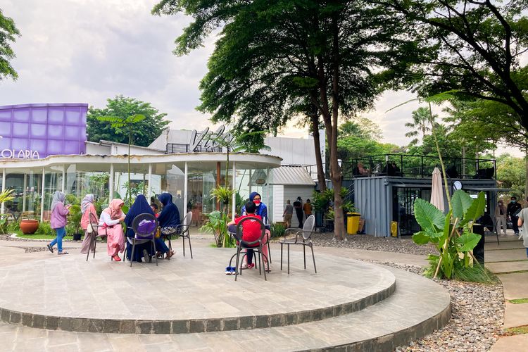 Tempat wisata dan kuliner bernama De Park di Green Terrace Taman Mini Indonesia Indah, Jakarta Timur, Rabu (24/11/2021).