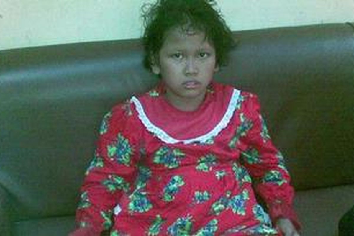 Fitri (9), seorang anak perempuan asal Ciputat, diduga mengalami gangguan jiwa. Ia sebelumnya terlihat berlari-lari di atap Stasiun Tanah Abang, Selasa (6/9/2011) siang.