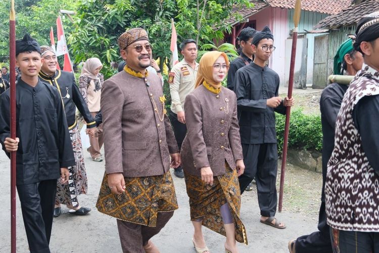 Nampak Kirab Pengantin Mangga yang diikuti Bupati Pemalang Anom Widiyatoro beserta istri dan Wakil Bupati Pemalang beserta istri, diiringi para Kepala OPD di Lingkungan Pemerintah Kabupaten (Pemkab) Pemalang. Mereka berjalan dari objek wisata Benowo Park menuju lapangan desa Penggarit, Pemalang, Jawa Tengah, Sabtu (1/11/2025).