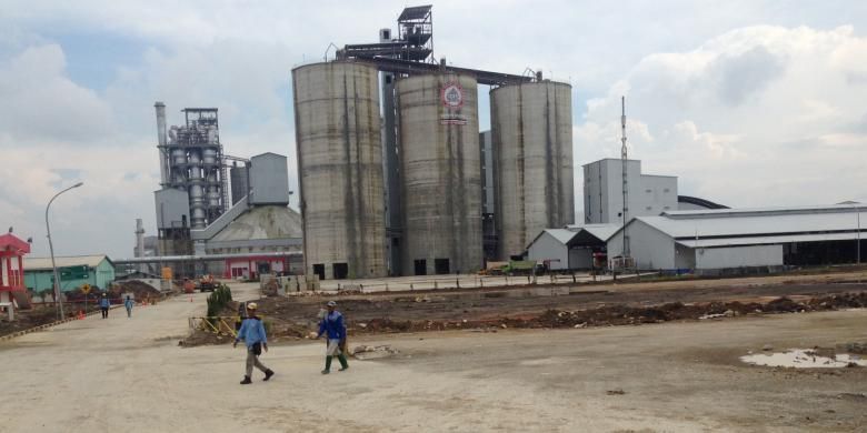 Bangunan pabrik Semen Indonesia di Kabupaten Rembang sudah mulai berlumut pasca sebulan tidak beroperasi, akhir pekan lalu. Izin lingkungan kegiatan pertambangan telah dicabut Gubernur Jateng 17 Januari 2017 lalu. 