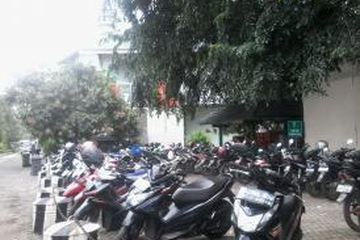Masih saja banyak PNS yang membawa kendaraan pada Jumat Minggu Pertama. Seperti di Kantor Walikota Jakarta Utara terlihat puluhan mobil dan ratusan sepeda motor terparkir di halaman parkirnya.
