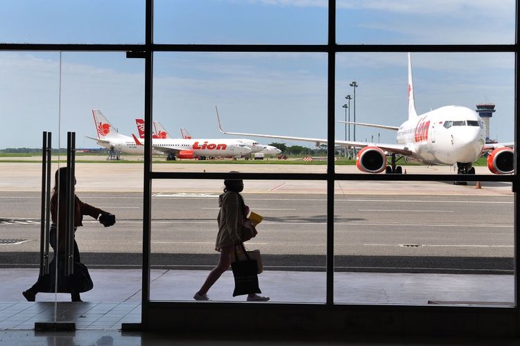 Sejumlah pemudik Warga Negara Indonesia (WNI) dari Malaysia tiba di kedatangan Internasional Bandara Kualanamu Kabupaten Deliserdang, Sumatera Utara, Kamis (21/5/2020). Sebanyak 83 WNI dengan visa melancong yang terdampak karantina (lockdown) pandemi COVID-19 di Malaysia itu tiba dan langsung mengikuti prosedur pemeriksaan protokol kesehatan COVID-19 sebelum pulang ke daerah masing-masing. ANTARA FOTO/Septianda Perdana/aww. 