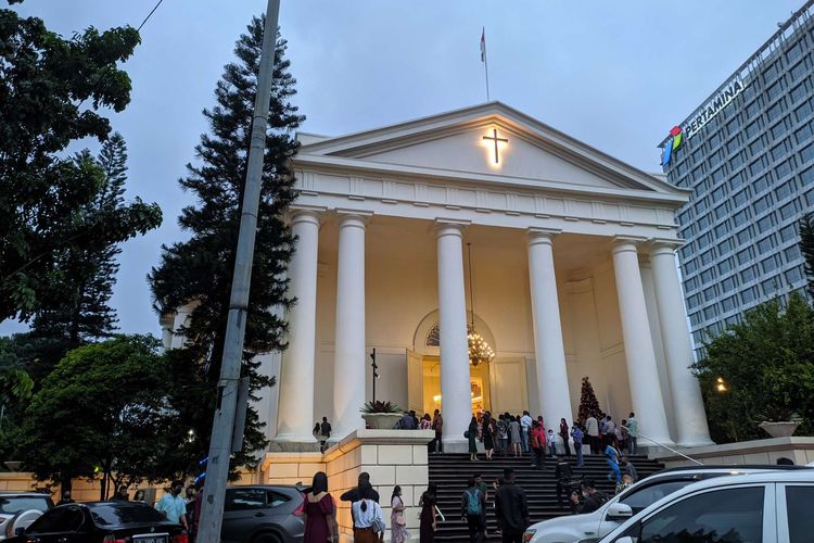 Suasana ibadah malam natal di GPIB Immanuel, Jakarta Pusat, Sabtu (24/12/2022).