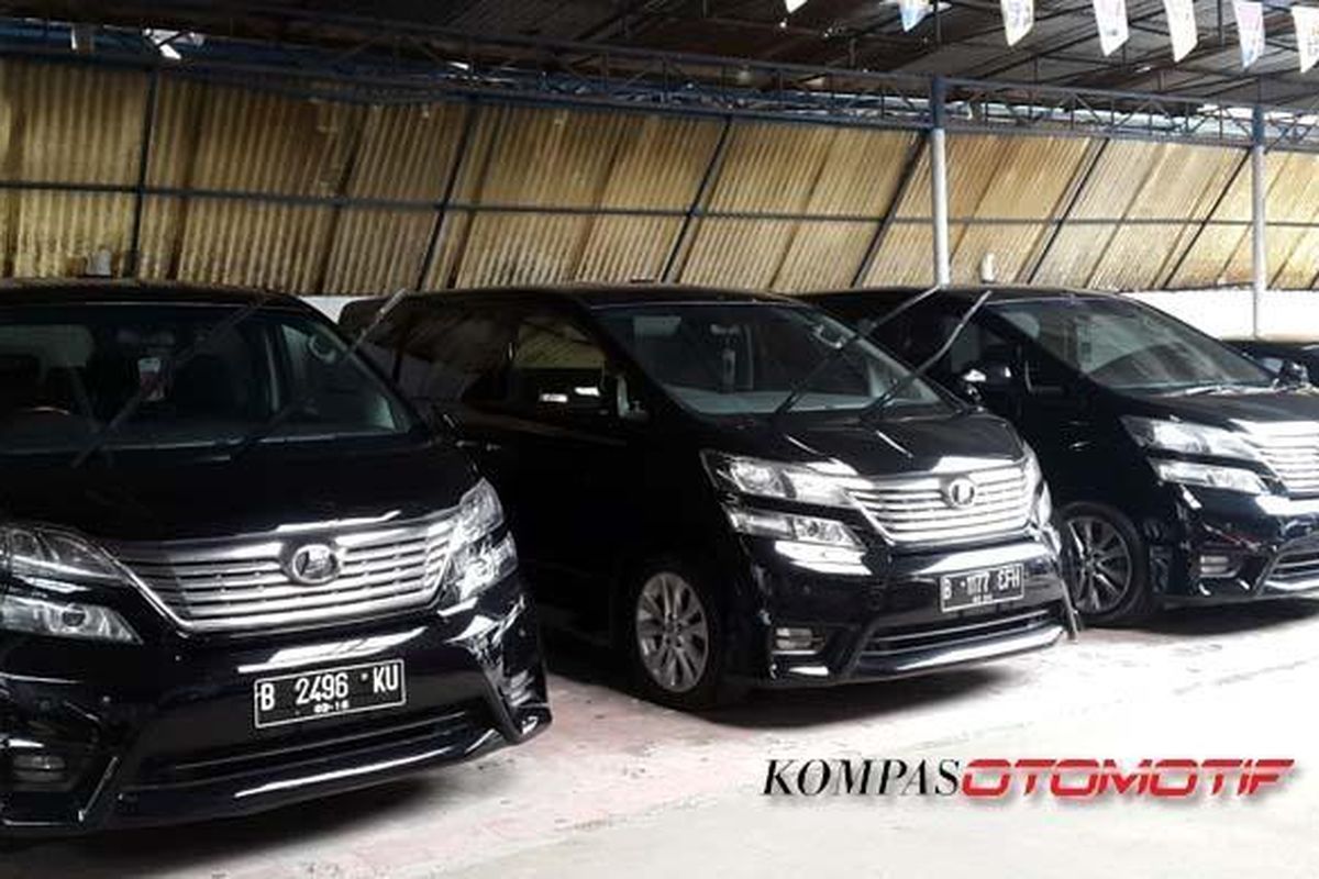 Mobil mewah bekas operasional Blue Bird, Toyota Vellfire.