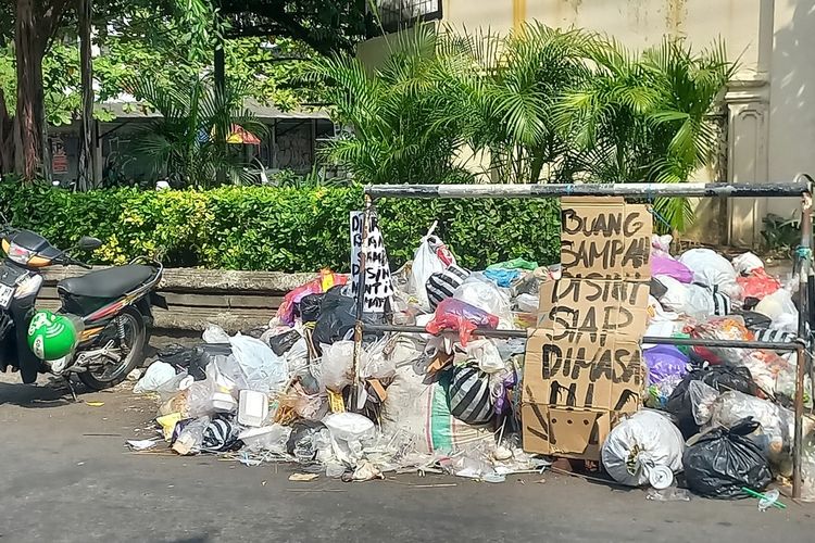 Sampah menumpuk di trotoar pasar Beringharjo, Kota Yogyakarta, Senin (31/7/2023)