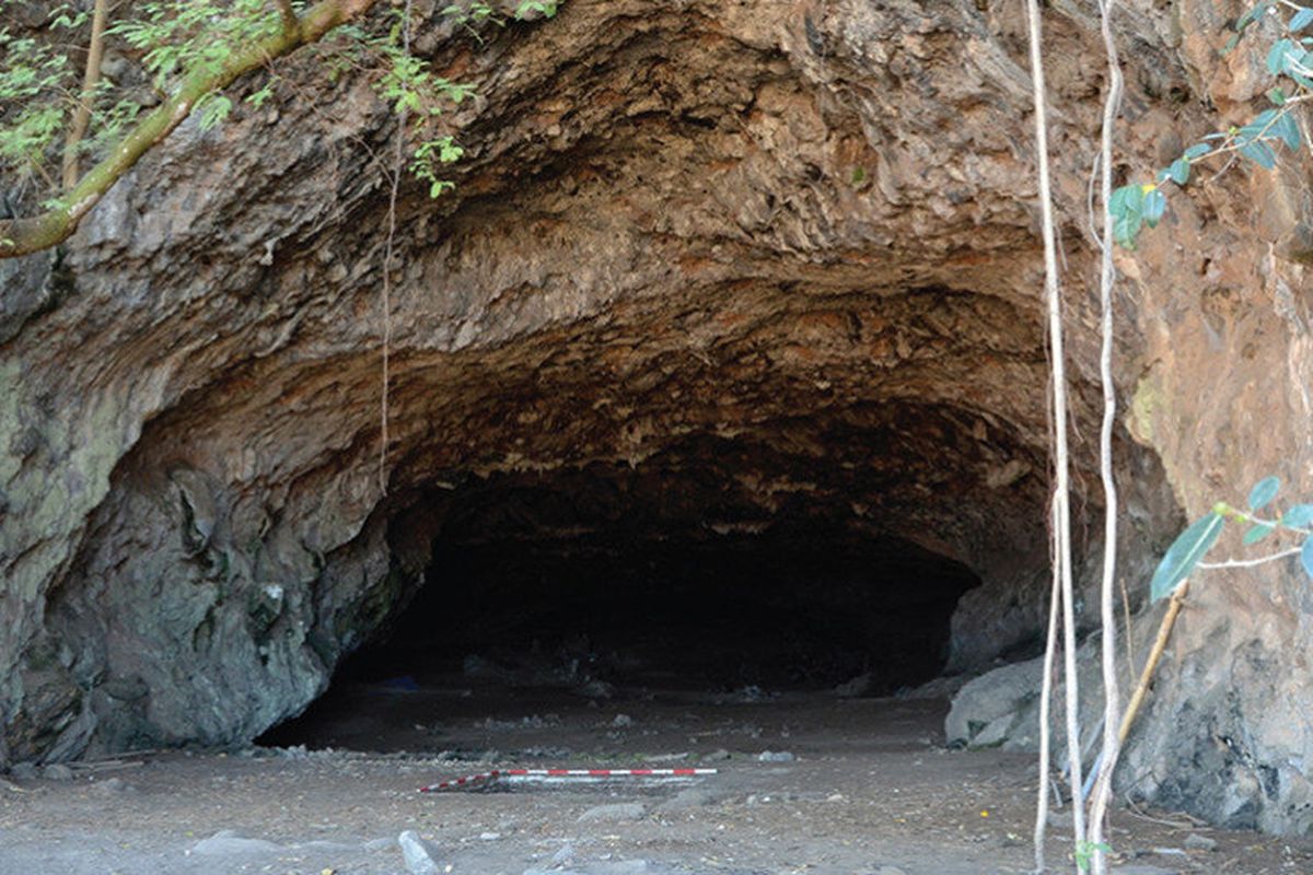 Makam anak berusia 8000 tahun di temukan di Gua Makpan, pulau Alor. 
