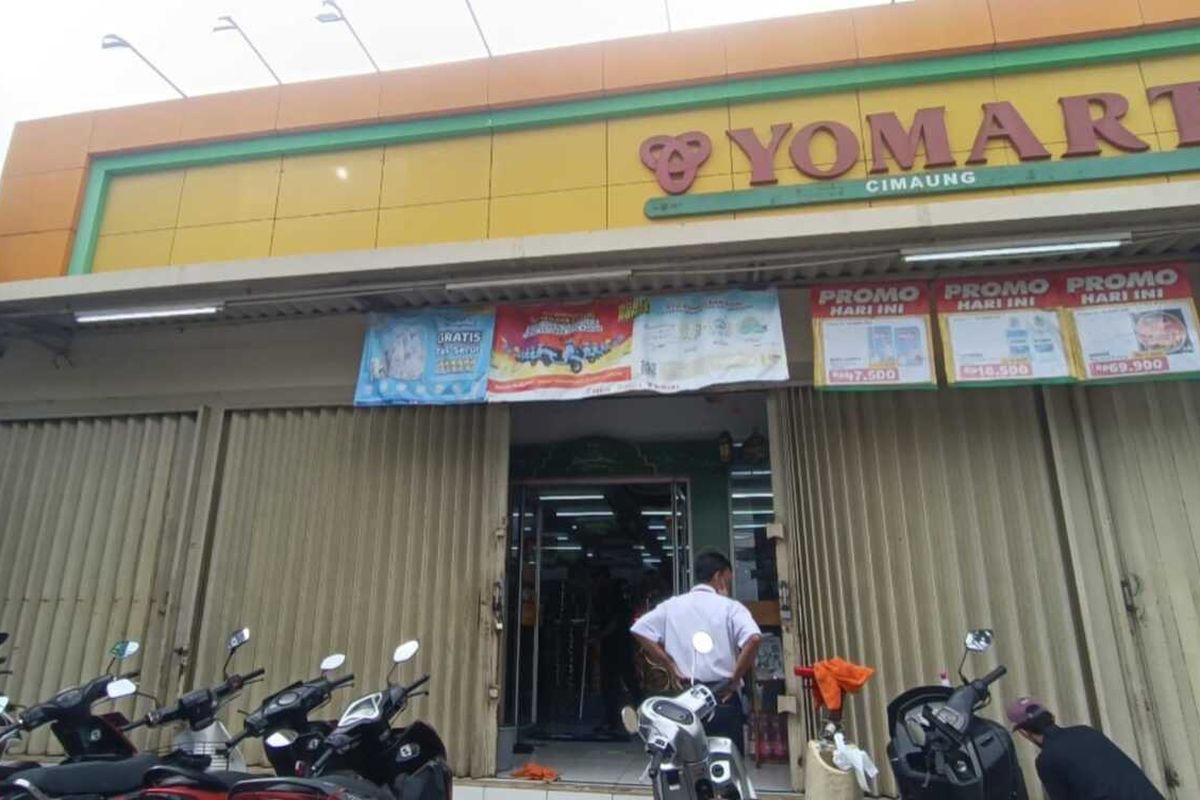 Minimarket tempat lokasi RS (24) juru parkir yang tewas dianiaya kelompok Brigez tengah dilakukan pembersihan oleh petugas, Rabu (19/3/2025)