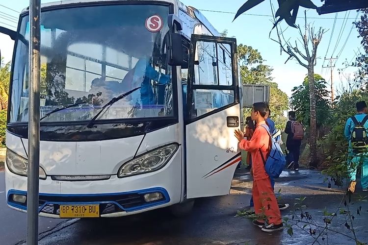 Bus sekolah gratis yang disediakan untuk pelajar di Kabupaten Bintan.