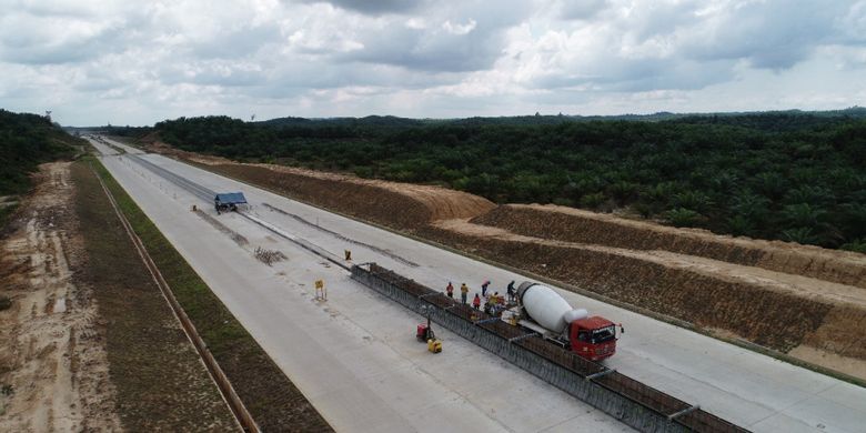 Pekerjaan konstruksi Tol Balikpapan-Samarinda.