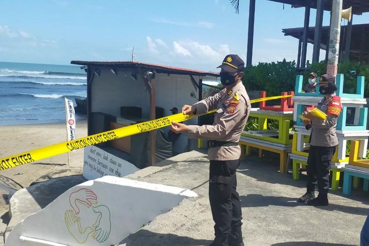 Pantai di kawasan Kabupaten Badung, Bali, ditutup dengan garis polisi selam PPKM Darurat 