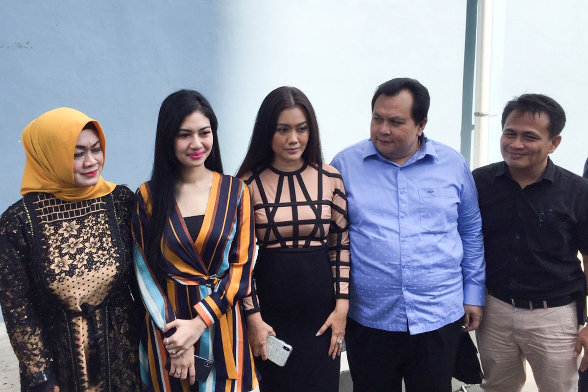 Della Perez bersama keluarga dan tim kuasa hukumnya saat ditemui di Gedung Trans TV, Tendean, Jakarta Selatan, Kamis (7/2/2019).