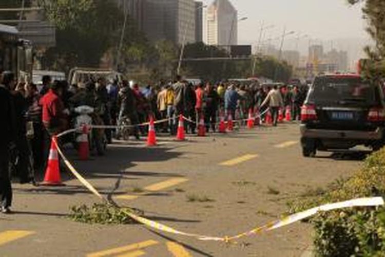 Warga kota Taiyuan, China berkerumun di depan gedung yang menjadi sasaran ledakan. Serangkaian ledakan kecil ini menewaskan satu orang dan mencederai delapan orang lainnya.