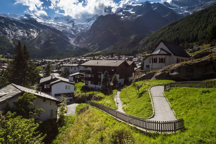 Ilustrasi Swiss - Desa Saas-Fee di Swiss (Photo by Uwe Conrad on Unsplash).