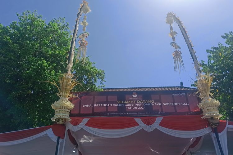 Spanduk selamat datang untuk pendaftaran pasangan calon gubernur saya wakil gubernur yang maju dalam Pilkada Bali 2024 di Kantor KPU Bali, Jalan Cok Agung Tresna, Kota Denpasar, Bali, pada Kamis (29/8/2024). Kompas.com/ Yohanes Valdi Seriang Ginta 
