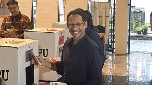 Bawa Istri dan Anak, Nadiem Makarim &ldquo;Nyoblos&rdquo; di TPS yang Sama dengan JK