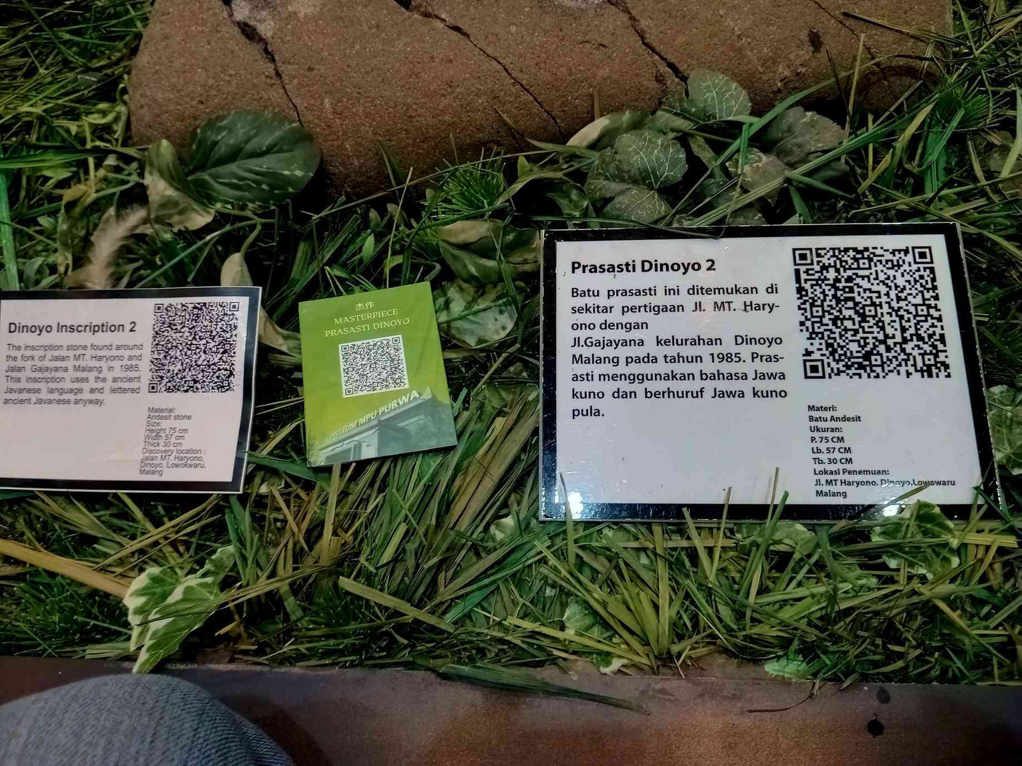 Keterangan tentang Prasasti Dinoyo 2, Museum Mpu Purwa, Griyasanta, Malang. (Foto: Parlin Pakpahan)
