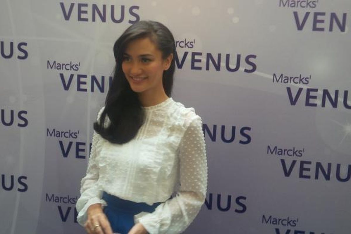 Aktris cantik Atiqah Hasiholan didapuk menjadi brand ambassador baru kosmetik  Venus, salah satu produk perusahaan BUMN Kimia Farma. 