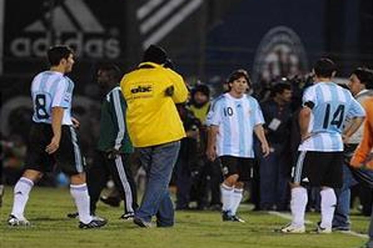 Para pemain Argentina langsung lesu setelah dikalahkan Paraguay.