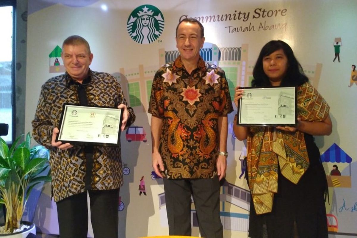 Dari kiri ke kanan: Josef Fuchs (pendiri ISCO), Anthony Cottan (direktur PT Sari Coffee Indonesia), dan Dian Novita Elfrida (Ketua Yayasan Komunitas Sahabat Anak) dalam peresmian Community Store Starbucks Tanah Abang, Jakarta, Kamis (20/02/2020)