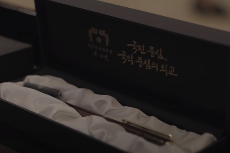 Pulpen untuk BTS dari Presiden Moon Jae In.