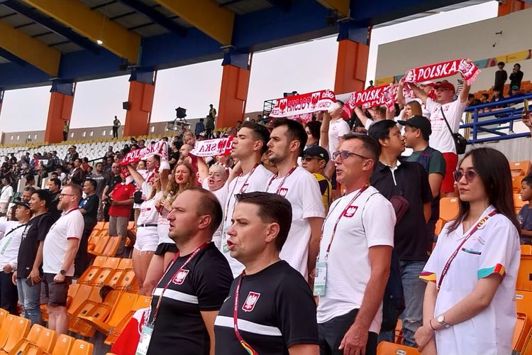 Suporter Polandia yang hadir langsung menyaksikan laga pardana Grup D Piala Dunia U17 2023 melawan Jepang di Stadion Si Jalak Harupat, Kabupaten Bandung, pada Sabtu (11/11/2023) sore WIB.