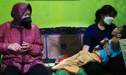 Ke Kendal, Mensos Risma Serahkan Donasi Rp 67,7 Juta kepada Penderita Tumor Otak