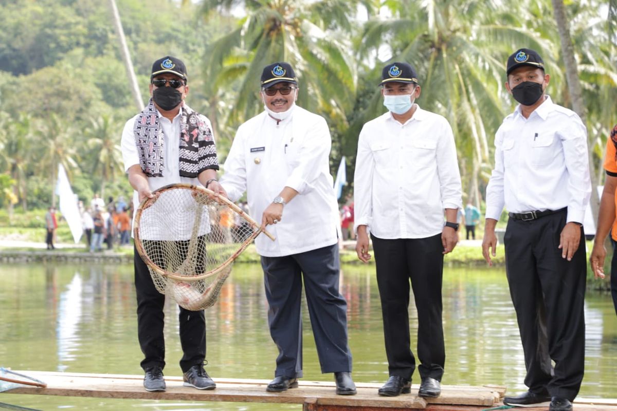 Menteri Kelautan dan Perikanan (Menteri KP) Sakti Wahyu Trenggono saat meninjau langsung kegiatan budidaya ikan mas, Jumat (4/6/2021).
